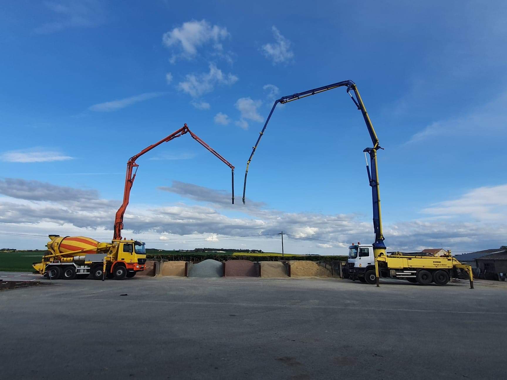 pompe à béton et un camion malaxeur